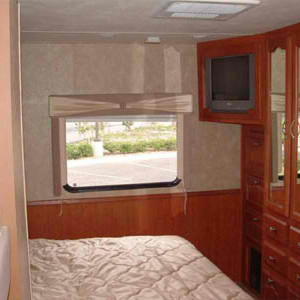 CMH Georgetown Bunkhouse #4 – 7 to 8 Berth – master bed