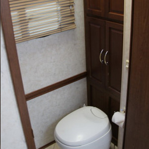 EMH Itasca Meridian 2 Slide-outs – 4 to 6 Berth – toilet