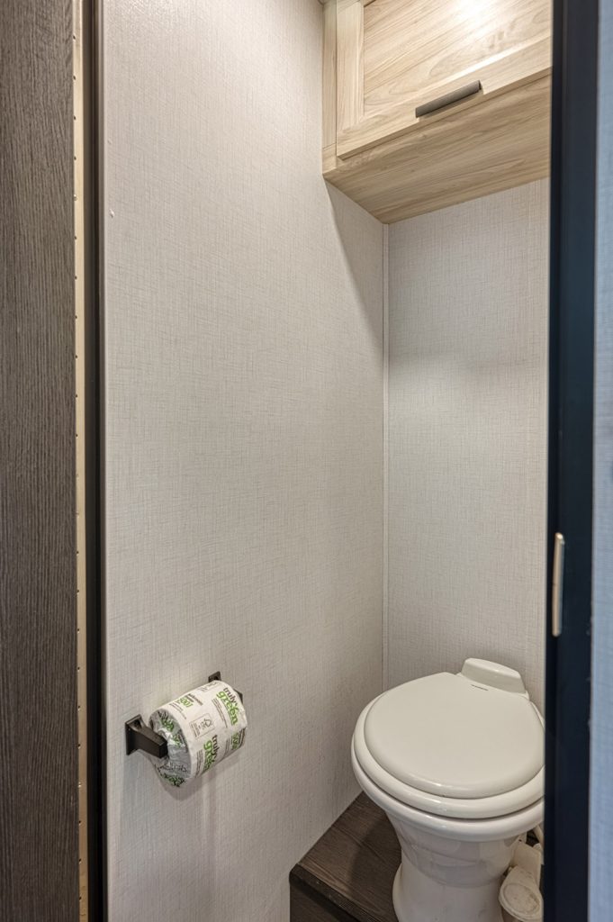 El Monte RV Class C Large-Interior_bathroom_vertical