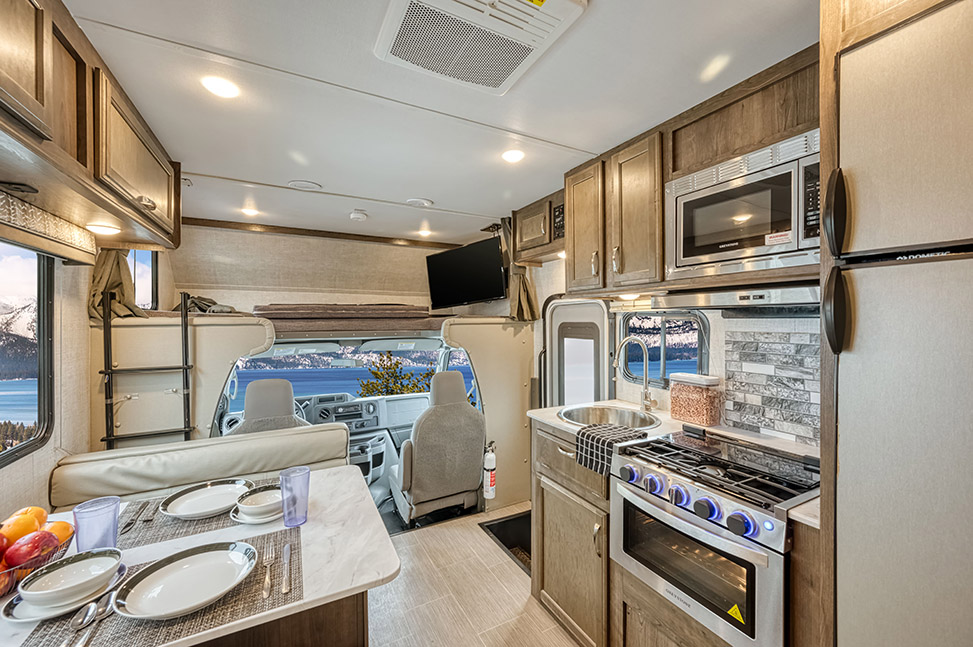 El Monte RV Class C Small-interior_kitchen_dining