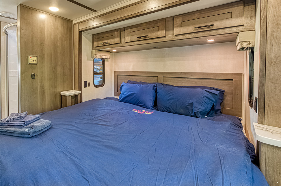 Road Bear RV Class A 30-32' With Slide-Out-Interior_bedroom