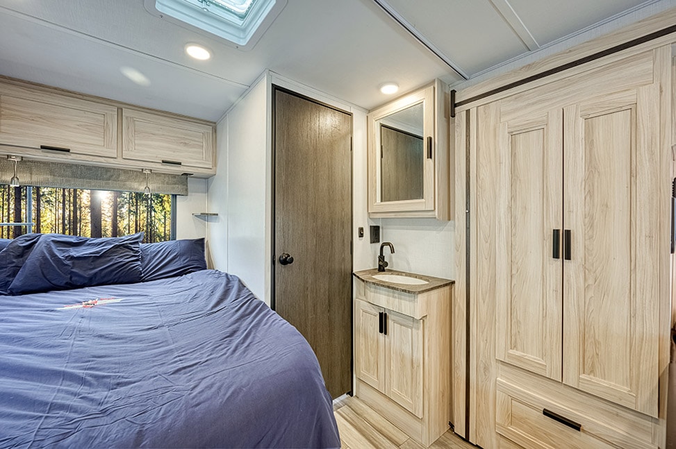 Road Bear RV Class C 23-25-Class C 23-25-bedroom_sink_closet