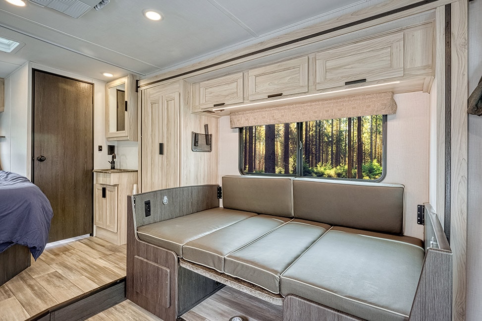 Road Bear RV Class C 23-25-Interior M-15
